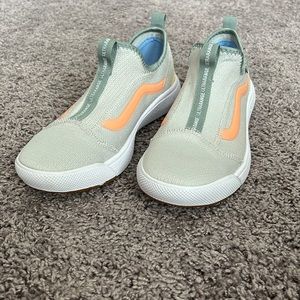 Women’s 6.5 Vans UltraRange Slip On Shoes